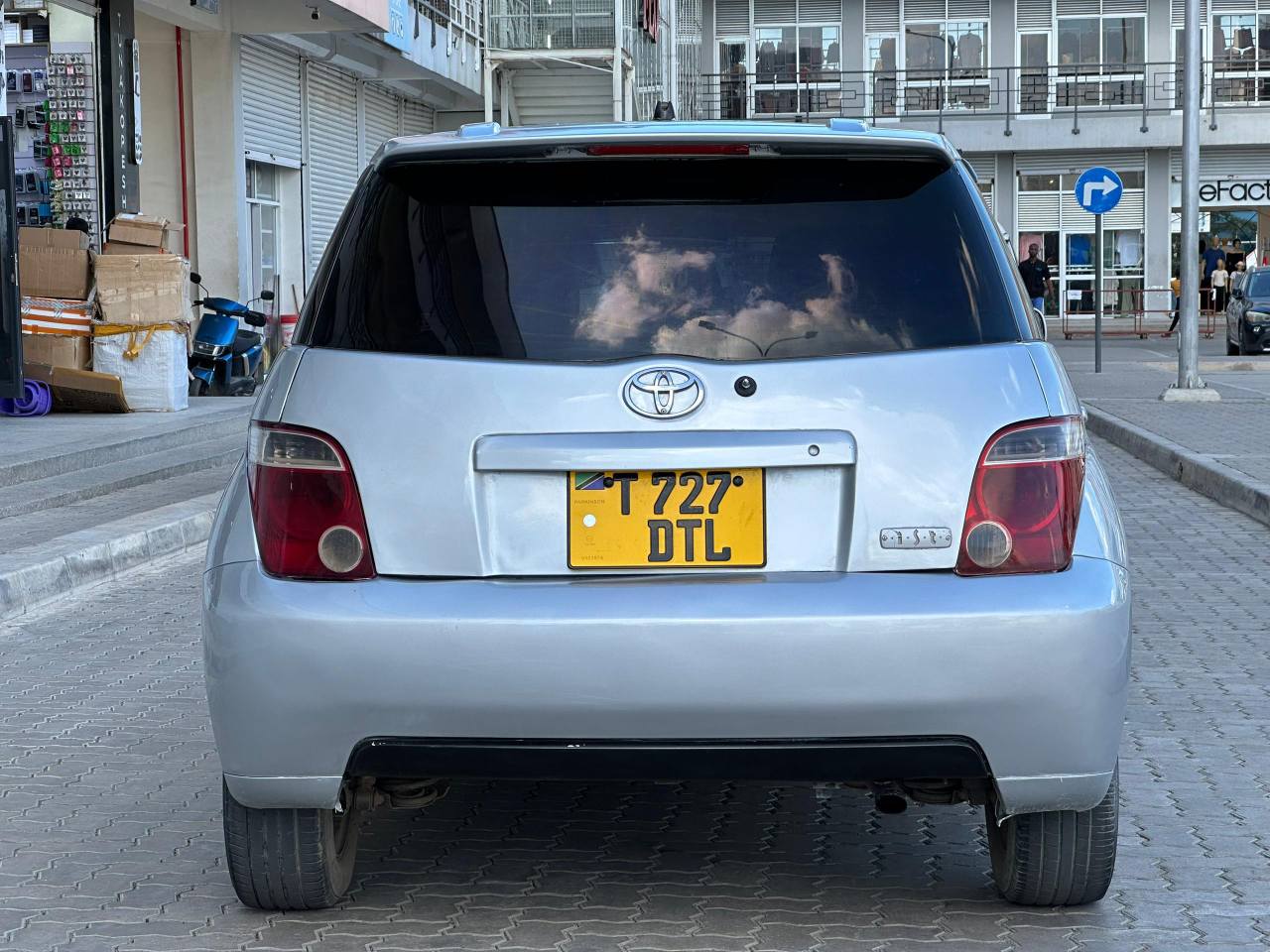 A picture of Toyota Ist for sale price Tshs 12 00 000 mil