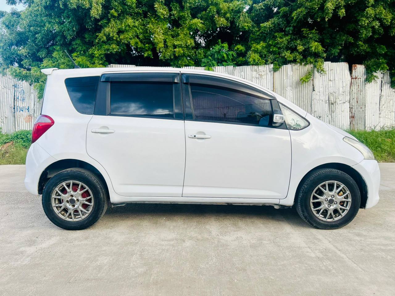A picture of Toyota Ractis