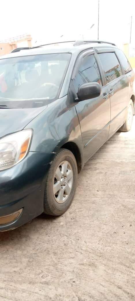 A picture of 2005 Toyota Sienna in good condition sound engine and gear