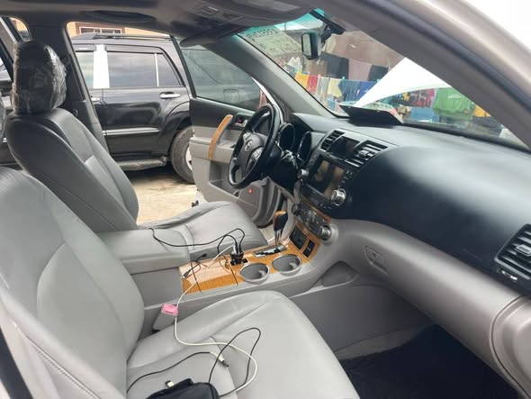 A picture of TOYOTA HIGHLANDER 2010 TOKS