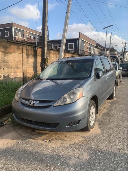 A picture of 08 Toyota Sienna for sale