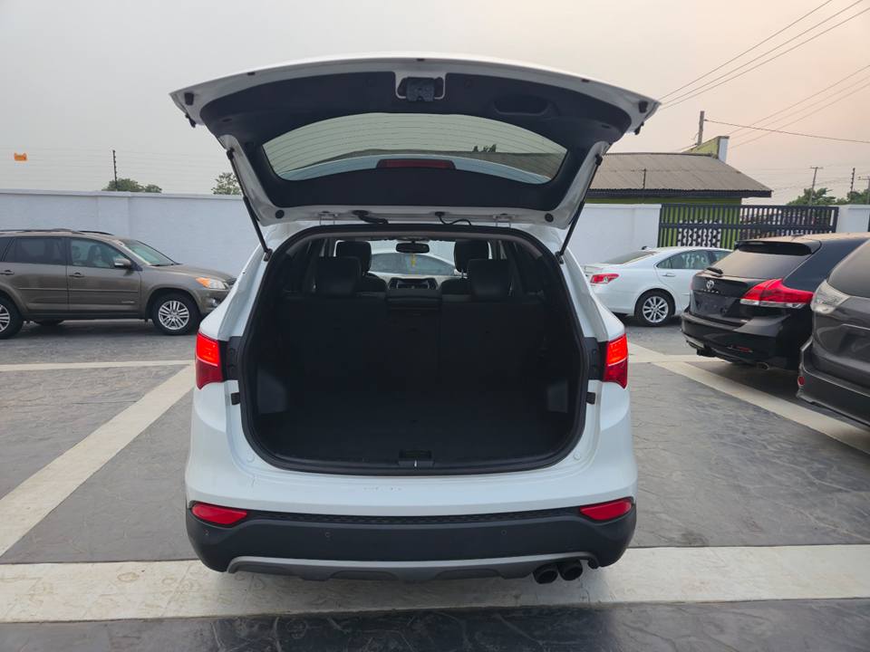 A picture of Hyundai Santa 2014