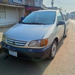 A picture of Sienna 2002