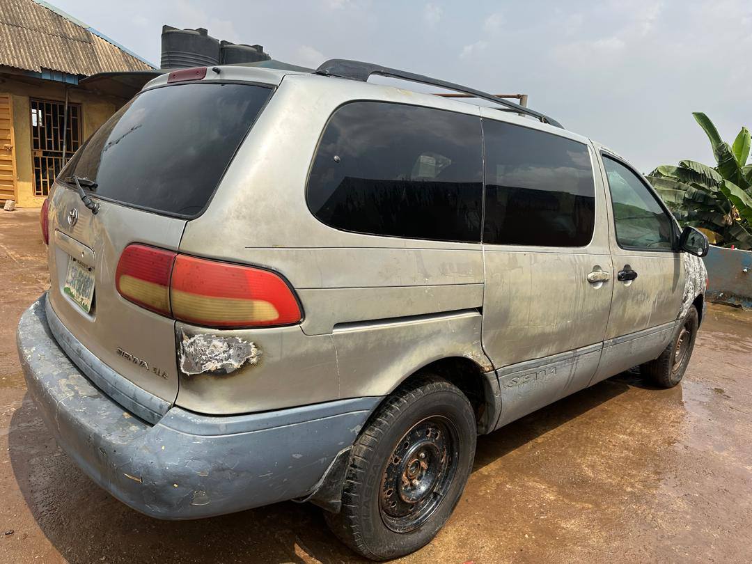 A picture of First Body 2002 Toyota Sienna
