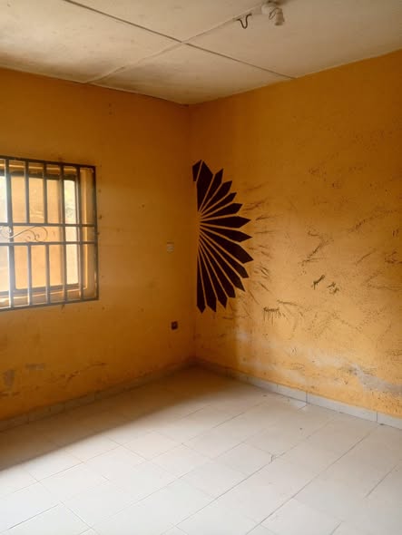 A picture of 2 BEDROOM FLAT FOR LET CALL 08104522662