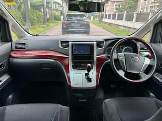 A picture of TOYOTA VELLFIRE