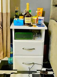 A picture of Kitanda godoro na bedside