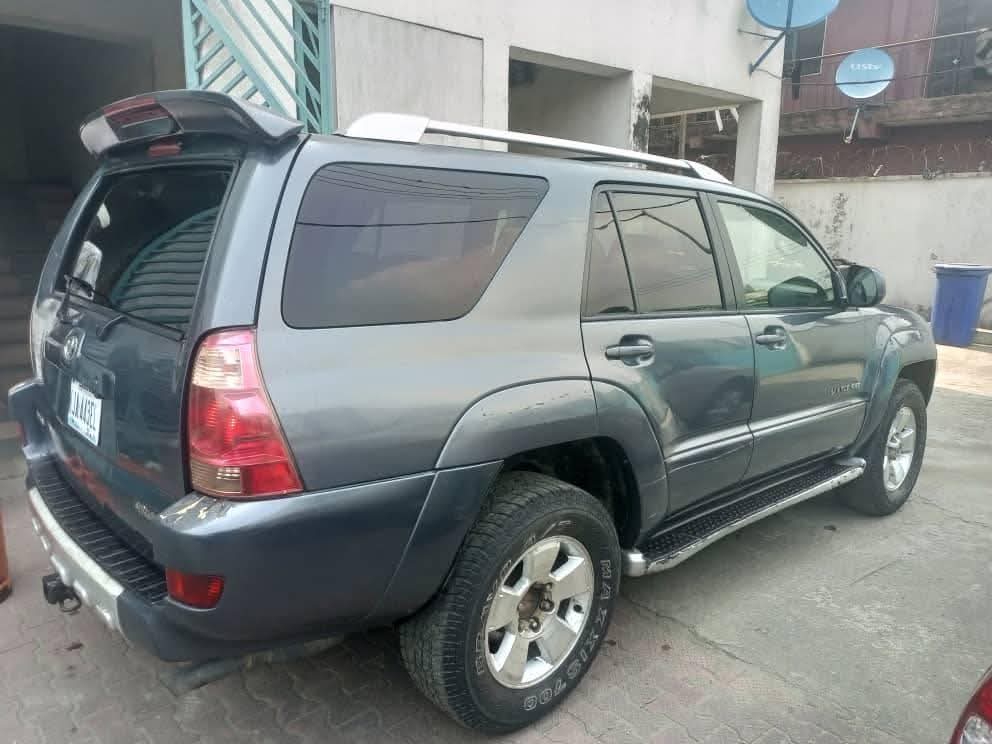 A picture of 2004 Toyota 4RUNNER