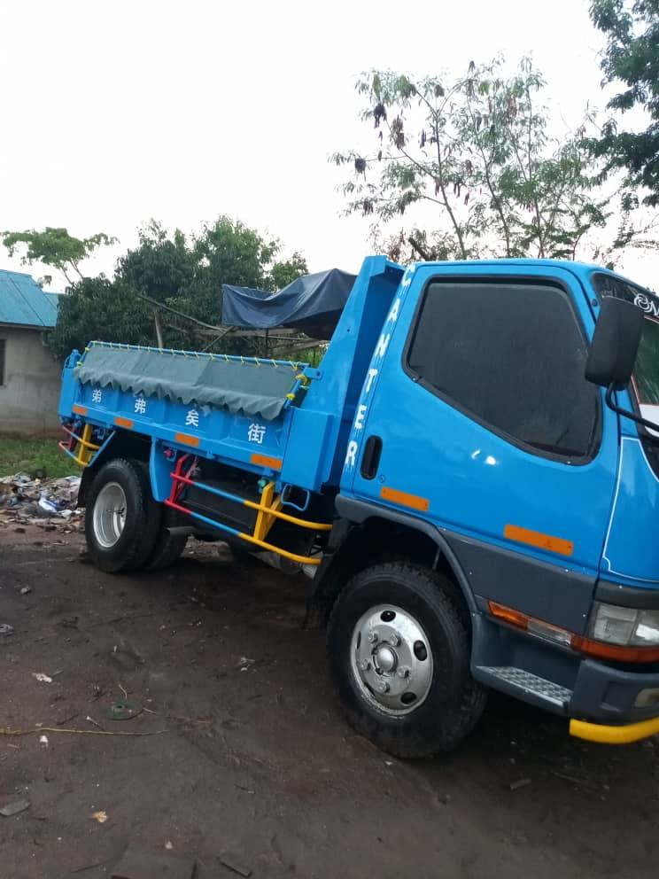 A picture of MITSUBISHI CANTER TIPPER 0688301574 Million 40 Year 2000 Colour Blue
