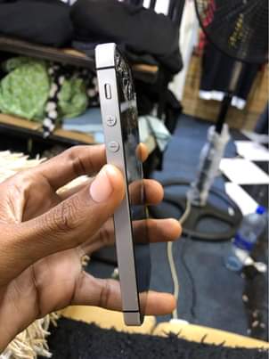 A picture of MWENYE MASHINE YA IPHONE SE CHECK ME DM LOCATION ILALA
