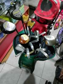 A picture of UK used golf set Ugx.1.200.000 each