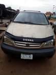 A picture of Toyota Sienna 2000 model