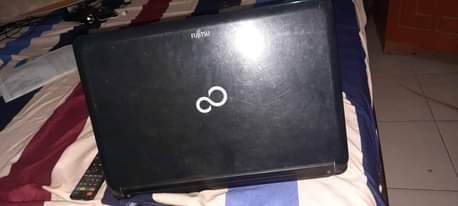 A picture of Laptop aina fujitsu ni nzima kabisa tatizo ni kioo tu