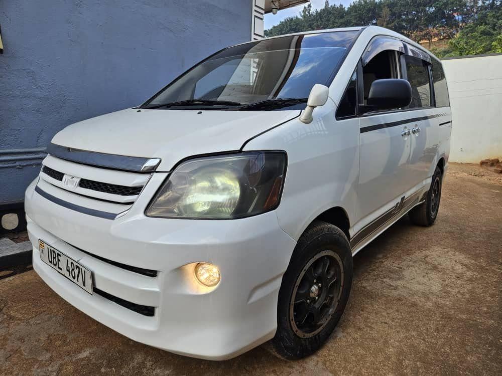 A picture of TOYOTA NOAH