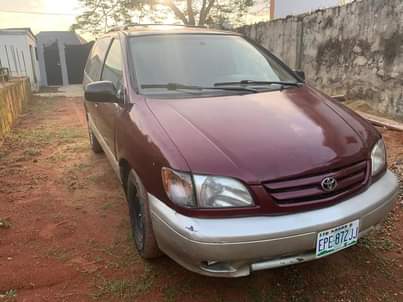 A picture of TOYOTA SIENNA 02
