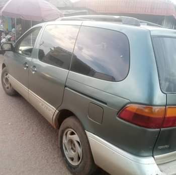 A picture of Toyota Sienna 2002