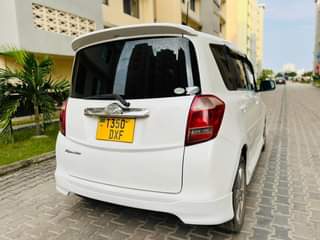 A picture of Toyota Ractis nauza