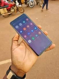 A picture of Samsung S10 plus with small dot no cracks fingerprint on