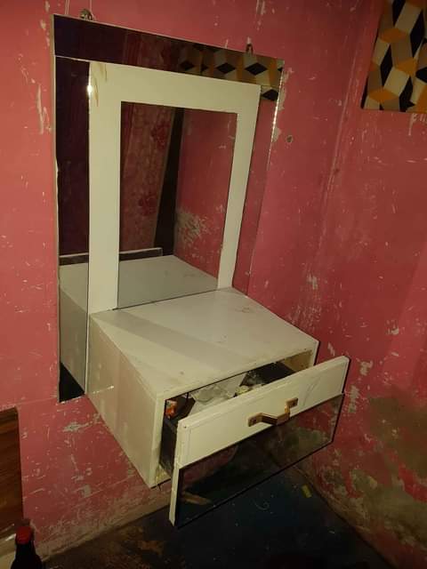 A picture of Dresing table ya ukutani