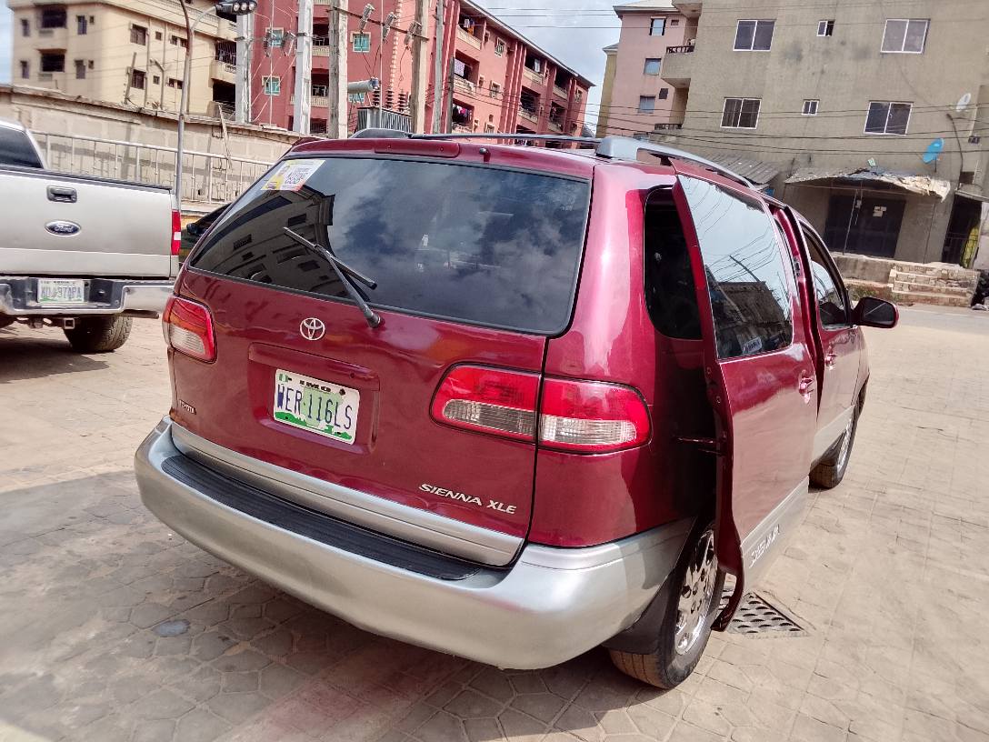 A picture of Toyota sienna 2003