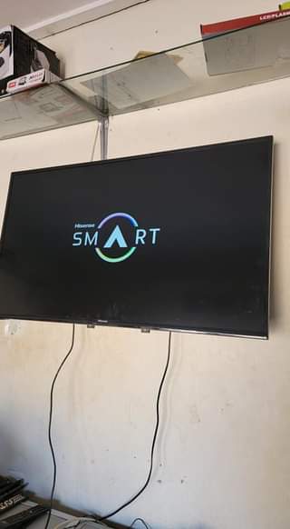 A picture of Hisense tv 43 smart vidaaa