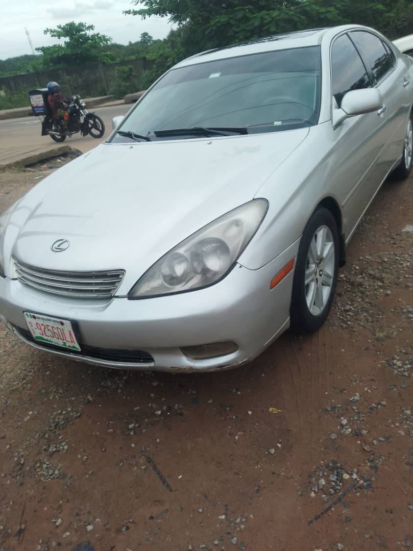 A picture of Very clean Lexus car ES 300 very good engine and