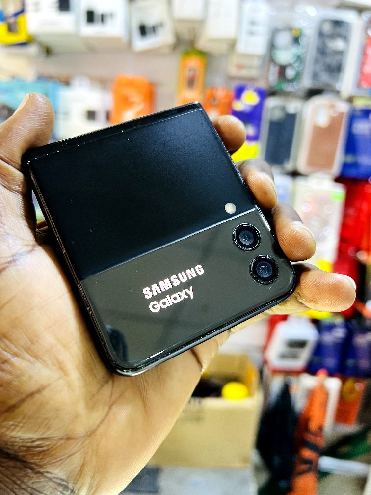 A picture of SAMSUNG FLIP3 255GB. 8GB RAM