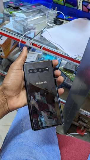 A picture of SAMSUNG S10 5G
