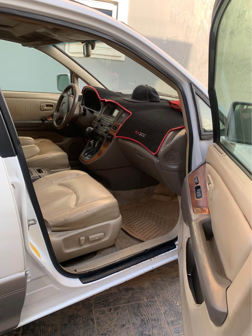 A picture of Lexus Rx300