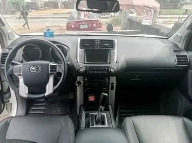 A picture of highest grade land cruiser parado 2010 model direct Tokumbo standard
