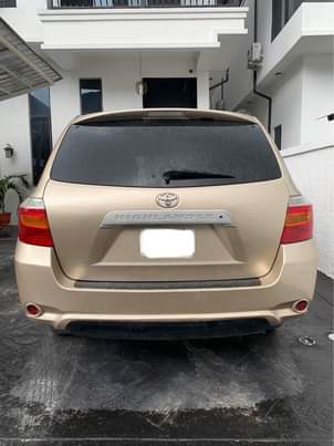 A picture of Well Maintained Registered TOYOTA HIGHLANDER 2010 Model with V6 Engine