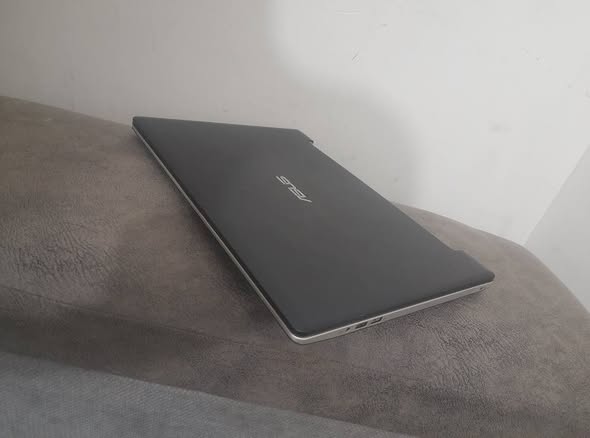 A picture of touscreen slim laptop Asus core i3