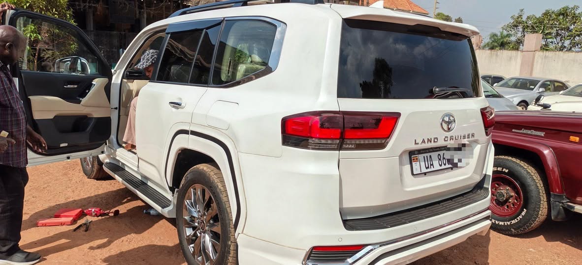 A picture of Landcruiser V8 petrol 0700327795