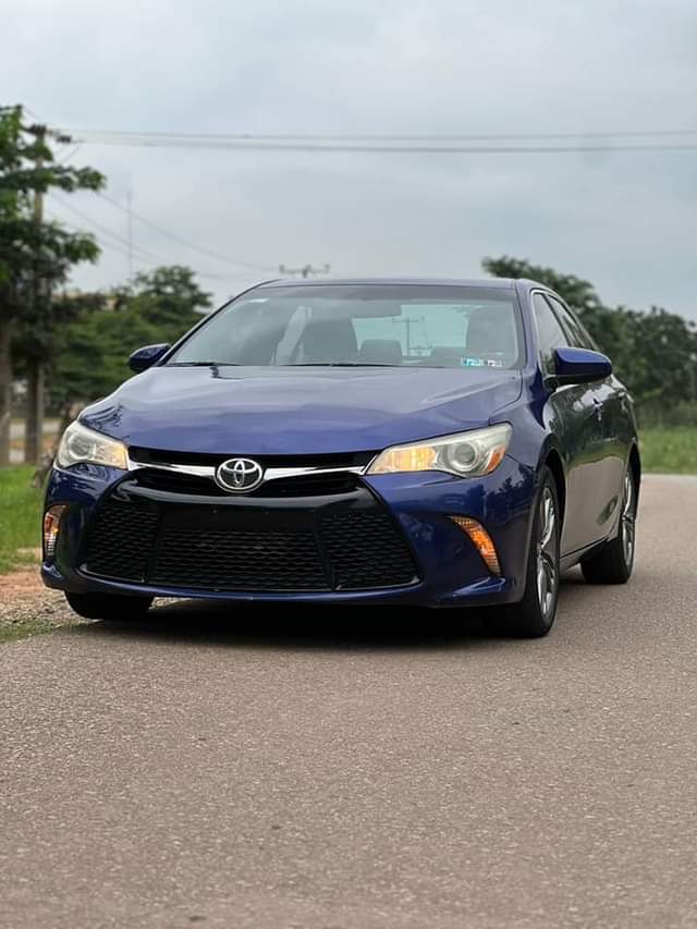 A picture of EXTREMELY CLEAN TOKS STANDARD TOYOTA CAMRY SE 2016