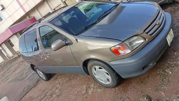 A picture of Sienna buy and drive everything is working perfectly fine Location