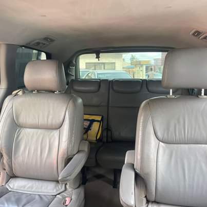 A picture of Toyota sienna 04 05