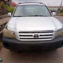 A picture of Dealer market on ground 2004 Toyota Highlander 4plugs Leather Interiors