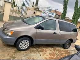 A picture of Toyota sienna 2001 model with good engine selecting Gear 1