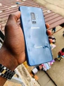 A picture of Galaxy s9plus clean sana