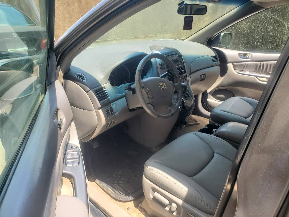 A picture of Toyota sienna painted on 1st body
