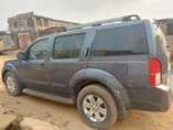 A picture of Nissan pathfinder LE 2005 model