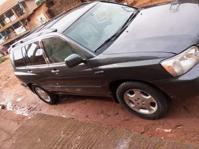 A picture of TOYOTA HIGHLANDER 2006 07 3 SEATER FOR SALE FOR 5MILLION