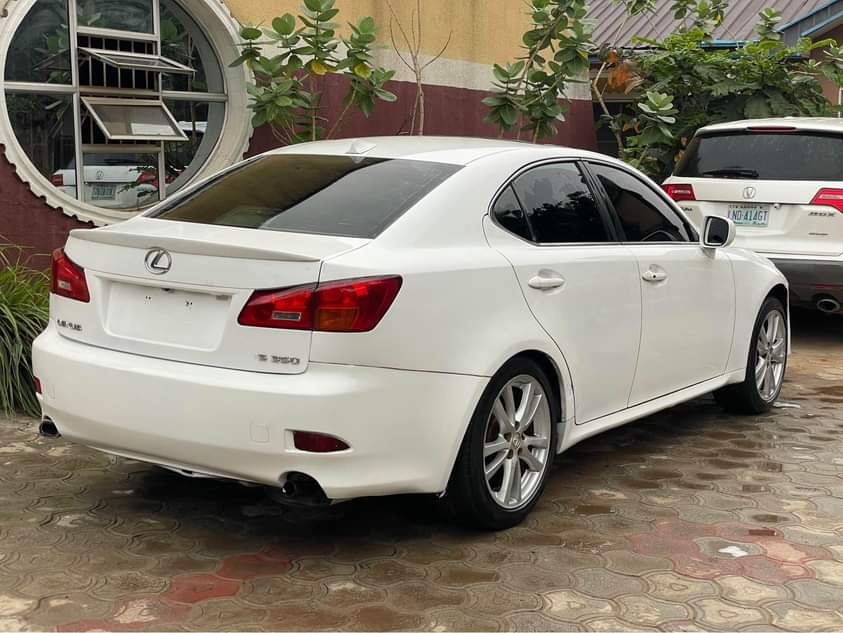 A picture of Lexus is350