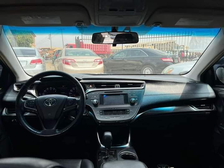 A picture of Toyota Avalon 2018 09061825415