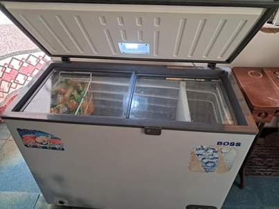 A picture of BOSS FRIDGE LIMESUKIWA SYSTEM YA NJE LINAGANDISHA VZRI MTEJA SIRIAS