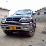 A picture of 2002 TOYOTA Hilux Green