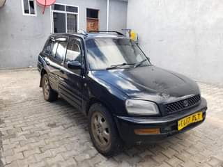 A picture of Toyota Rav 4 old model