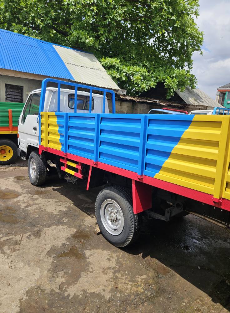 A picture of Toyota Dyna 200 Four Tyres