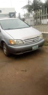 A picture of 2002 Toyota Sienna