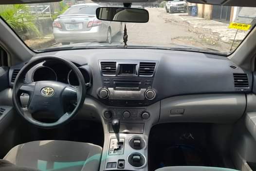 A picture of Toyota Highlander 2010 4 plugs engine 